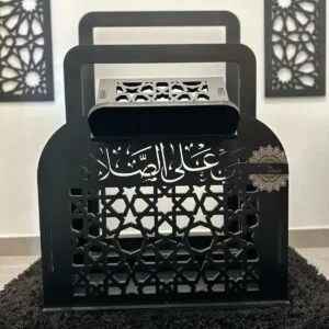 Support de prière en bois noir avec motifs géométriques islamiques et calligraphie arabe, idéal pour organiser l'espace de prière