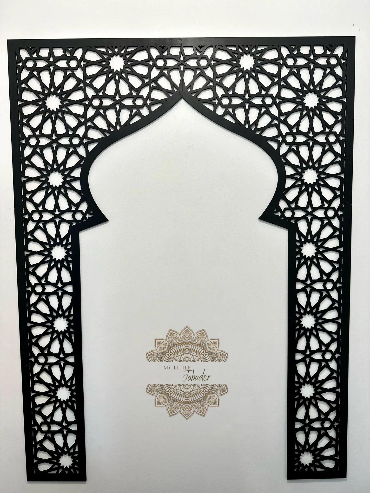 Mihrab élégant avec motifs géométriques islamiques traditionnels, parfait pour une décoration murale spirituelle